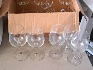 lot 729 image: Glassware - Martini Glasses (x8), Wine Glasses (x5)