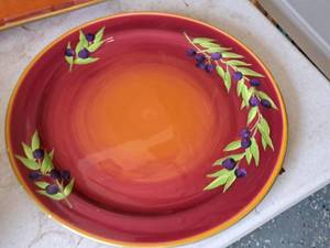 lot 740 image: Laurie Gates Sonora 6-piece Dish Set - Serving Platter, Serving Plate, Mugs (x4)