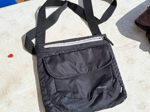 lot 676 image: Eddie Bauer Womens Handbag