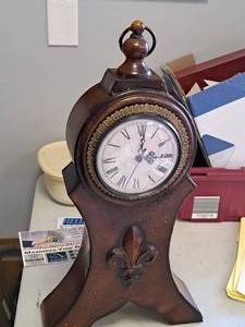 lot 765 image: Metal Battery-Powered Mantle Clock