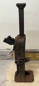 lot 25 image: Vintage Simplex 20 Ton Jack