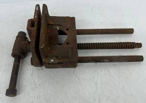 lot 133 image: Large Vintage Table Top Vise
