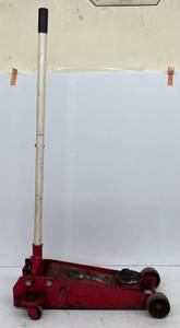lot 252 image: Floor Jack