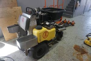 lot 1 image: LT Rich Z Spray Ride On Zero Turn Fertilizer SpraySpreader System