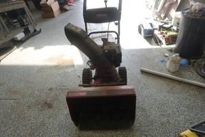 lot 9 image: Craftsman 24 Snow Blower