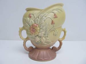 lot 9 image: Nice Vintage HULL 1940s era Art Pottery Vase
