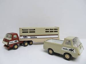 lot 43 image: Vintage Metal TONKA Horse Trailer & 2 Trucks