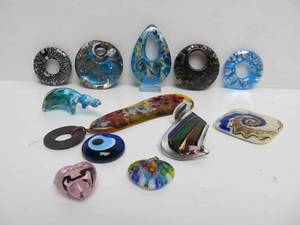 lot 55 image: Great Lot of Assorted Hand Blown Art Glass Pendants