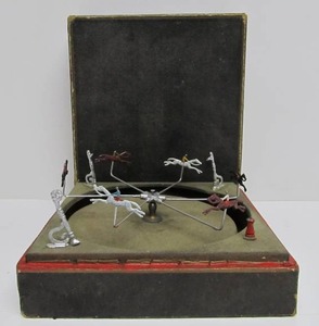 lot 57 image: Original Antique 1920s Spinning Horse Racing Game wBox