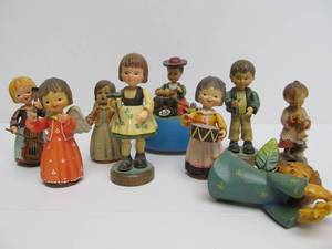 lot 75 image: Excellent Group of Vintage Hand Carved Italian ANRI Figures & Music Box
