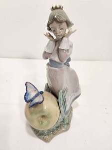 lot 189 image: Beautiful Lladro Figure - Girl w Butterfly