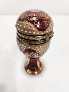 lot 192 image: Hand Painted Antique Porcelain Match or Trinket Holder