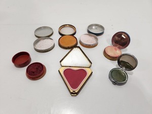 lot 197 image: Great Collection of Vintage 1930s era Art Deco PowderMakeup Tins
