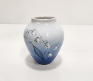 lot 220 image: Mid Century Bing & Grondahl Denmark Small Lily of The Valley Vase