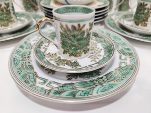 lot 222 image: Nice looking Set of Vintage Japanese Porcelain Dishware - Green & Gold on White