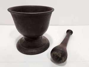 lot 229 image: Orig Antique Cast Iron Mortar & Pestle 