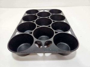 lot 237 image: Antique GRISWOLD Cast Iron MuffinCornbread Pan No. 10