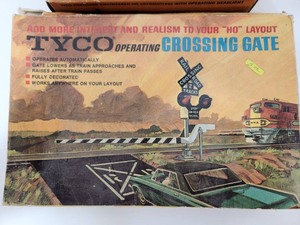 lot 250 image: Lot of Vintage HO Scale TYCO Train Cars & Crossing Gate