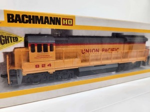 lot 252 image: NOS Unused Vintage BACHMANN HO Scale Lighted Train Engine & Boxcar - Chessie System