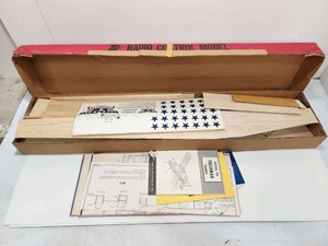 lot 259 image: Large Vintage Top Flite Freshman Trainer RC Airplane Model Kit 