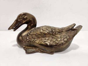 lot 260 image: Heavy Vintage Solid Brass Duck 