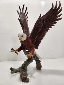 lot 271 image: Large Vintage 1987 FRANKLIN MINT Porcelain Eagle Statue