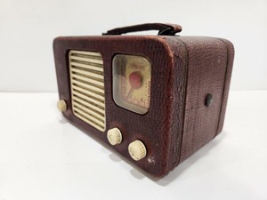 lot 275 image: Old Vintage TRAV-LERS Portable Radio