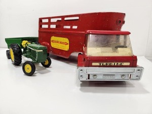lot 289 image: Vintage Ertl John Deer Tractor & Trailer Wyandotte Truck Lines Trailer & Structo Truck