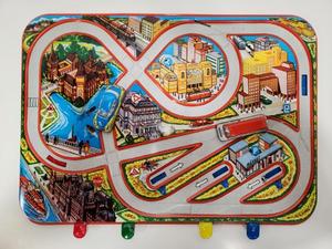 lot 291 image: Vintage 1950s Tin Litho City Scene To wCars