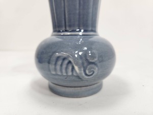lot 321 image: Vintage RED WING No. 947 Art Pottery Vase