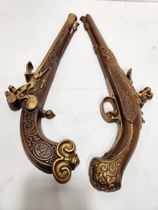 lot 311 image: Vintage Cast Metal SEXTON Flintlock Pistol Wall Sculptures