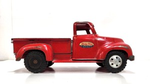 lot 366 image: Great Looking Original 1950s TONKA Red Pickup Truck