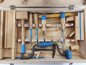 lot 165 image: Very Cool Vintage Tool Set wCase