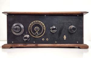 lot 382 image: Very Cool Antique FRESHMAN MASTERPIECE Tube Radio