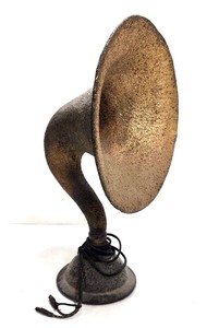 lot 385 image: Very Cool Antique MOZART GRAND Company Radio Horn Speaker