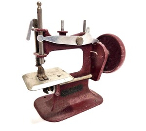 lot 169 image: Early Vintage 1930s-40s Cast Iron Toy Sewing Machine - Genero Stitch Mistress 