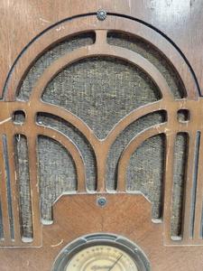 lot 383 image: Old Vintage SILVERTONE Tombstone Style Radio