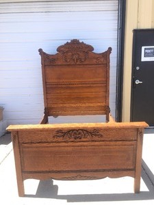 lot 128 image: Antique Full Sized Oak Bead Frame 