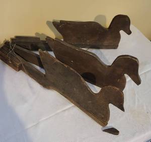 lot 50 image: Primitive Antique Triple Duck Shadow Decoy