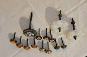 lot 204 image: Victorian Intaglio Glass Picture Hangers & Curtain Tie Backs
