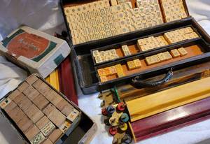 lot 250 image: Vintage Bakelite Mahjong Tiles Game