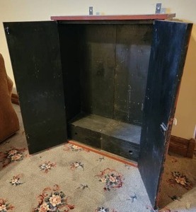 lot 70 image: Primitive Antique Farmhouse Medicine Cabinet
