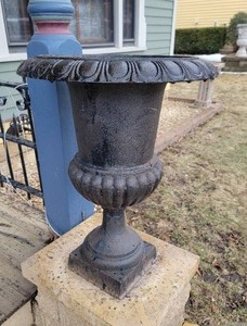 lot 19B1 image: Beautiful Vintage Black Planter