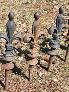 lot 66 image: Classic Antique Iron Fleur-de-Lis Garden Edgeposts - 5