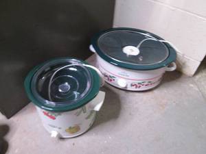 lot 231 image: Set of (2) matching Crock pots in d...