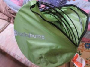 lot 310 image: Lucky Bums easy to use pop-up tent ...
