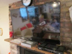 lot 313 image: Samsung Flat-screen TV, analog cloc...