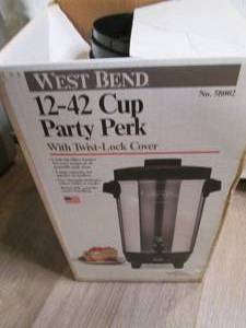 lot 324 image: West Bend 12-42 cup party perk coff...