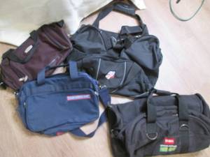 lot 332 image: Short stack of travel carry-on Duff...