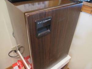 lot 337 image: Vintage Emerson mini-fridge with ve...